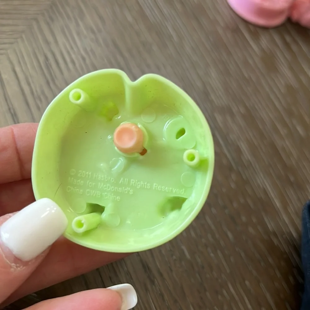 Hasbro made for McDonald’s happy meal figures of LITTLEST PET SHOP BUNDLE OF 3